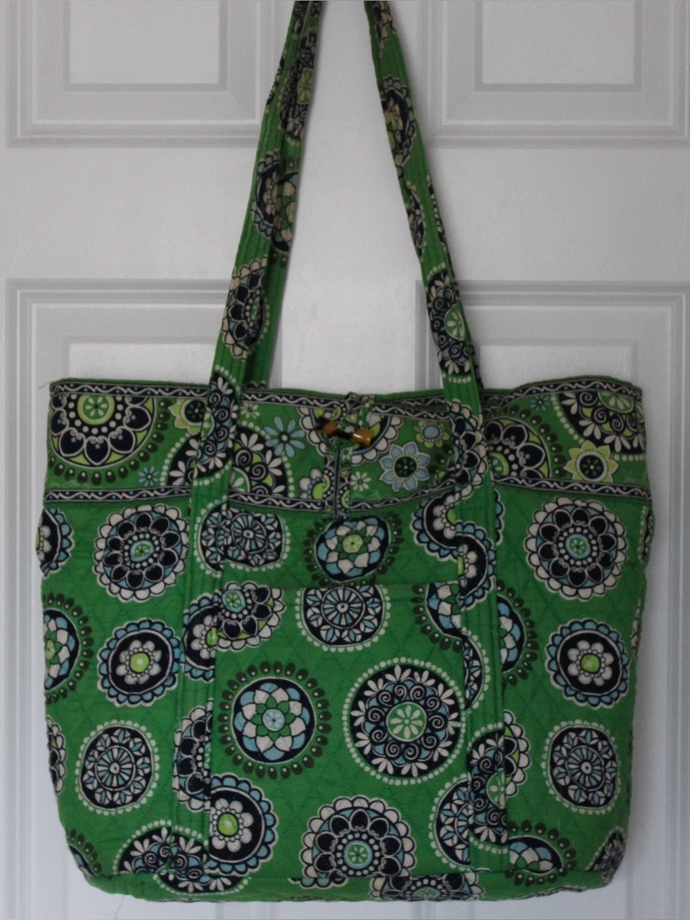 VERA BRADLEY Green Cupcakes retired print Large Toggle Tote Bag
